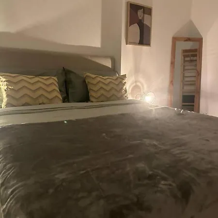 Stylish Renovated In Chiado Lisbona