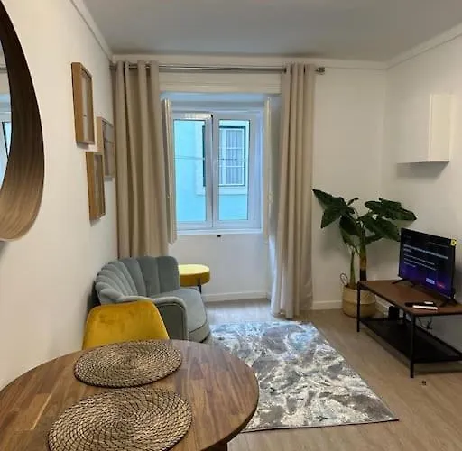 Stylish Renovated In Chiado Appartamento Lisbona