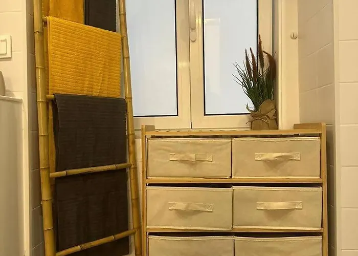 Stylish Renovated In Chiado Lisbona