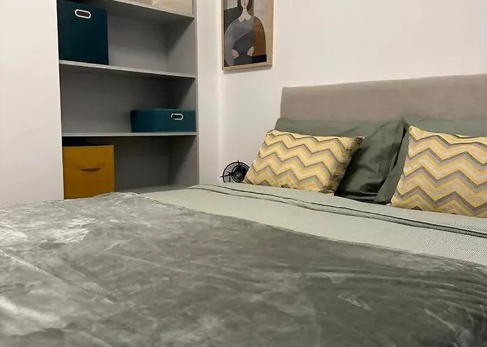 Stylish Renovated In Chiado * Lisbona