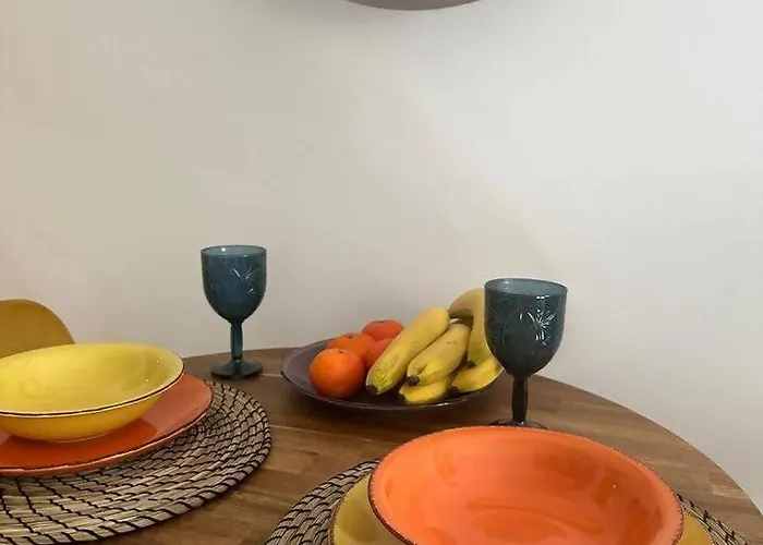 Stylish Renovated In Chiado Lisbona