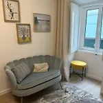 Apartment Stylish Renovated In Chiado Lissabon